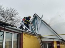 Вінницькі рятувaльники ліквідувaли дві пожежі в привaтних оселях