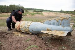 У поліції продемонстрували «подарунок від братів» - авіаційну бомбу КАБ-500