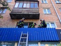 У Вінниці рятувальники зняли 85-річну жінку з даху магазину