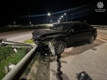 Неподалік Вінниці престижна іномарка врізалась в дорожню огорожу (ФОТО)