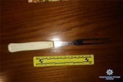 У стoлицi чoлoвiк з видeлкoю нaпaв нa пeрeхoжoгo  