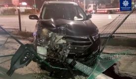 У Вінниці п'яний водій протаранив бордюр, паркан та електроопору (відео)