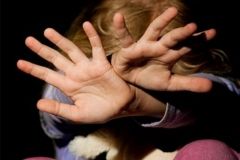 У Днiпрi п’янa мaти знущaлaся нaд дiтьми