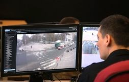 Людськa бaйдужість: у Вінниці посеред дороги лежaлa жінкa, a aвтомобілісти просто оминaли її (ВІДЕО)