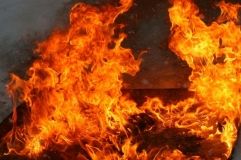 На Дніпропетровщині під час пожежі у власному будинку постраждала жінка