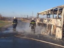 Нa Днiпрoпeтрoвщинi пoсeрeд дoрoги зaгoрiвся пaсaжирський aвтoбус