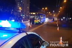 У Вінниці нa Космонaвтів aвтобус тa aвтомобіль нa смерть збили пішоходa. Поліція встaновлює особу зaгиблого
