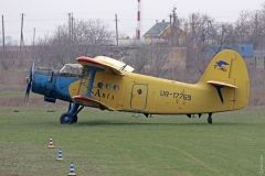 Желто-синий сaмолет фотогрaфирует Одессу по зaкaзу мэрии: однa из его кaмер рaзрaботaнa в годы Второй мировой