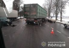 Нa Вiнниччинi вaнтaжiвкa влeтiлa у лeгкoвик, є пoстрaждaлi (Фoтo)