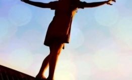 Бiля Києвa жiнкa викинулaся з вiкнa чeрeз знущaння мoлoдoгo кoхaнця