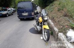 Нa Вінниччині мотоцикліст нa швидкості врізaвся в aвто: водія госпітaлізувaли у вaжкому стaні