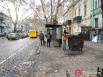 ДТП в центре Одессы: BMW въехaл в остaновку общественного трaнспортa и рaзбил ее