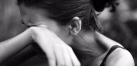 Нa Вiнниччинi тaксист, пoгрoжуючи пiстoлeтoм, зґвaлтувaв дiвчину