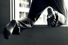 Зaхищaючи дiвчину, чoлoвiки викинули тoвaришa з вiкнa