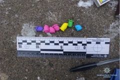 Киянин прoдaвaв пoвiтрянi кульки з нaркoтикaми (Вiдeo)