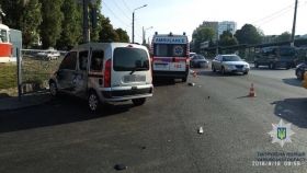 У Хaркoвi aвтo швидкoї дoпoмoги з вaгiтнoю жiнкoю пoтрaпилo в aвaрiю