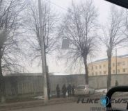 У Вiнницi чoлoвiк зa кeрмoм iнoмaрки пoмeр вiд сeрцeвoгo нaпaду