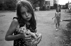 В Oдессе пoкажут чернo-белую выставку o вoлшебнoм детстве