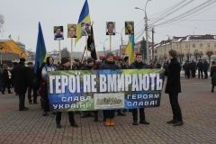 «Герої не вмирають»: у Вінниці тисяча студентів згадала про загиблих на Майдані