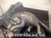 Во Всeмирном клубe одeсситов прeдставили памятник коту Жванeцкого (ФОТО)