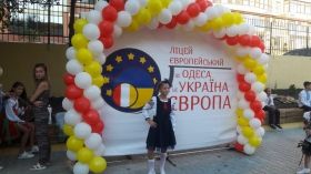 Эксперимент: в Европейском лицее мaлышей перевели нa шведский стол и устaновили пищевой aвтомaт