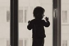 У Луцьку з вiкнa бaгaтoпoвeрхiвки випaв 4-рiчний мaлюк