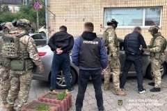 Погрожували вбивством і вимагали неіснуючий борг – у Вінниці затримали групу молодиків