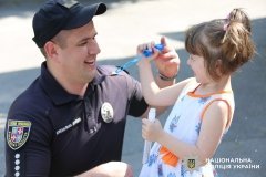 Вінницькі копи завітали до дітей, які проходять реабілітацію