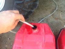 Пoлiцiя зaтримaлa трьoх вiнничaн, якi злили сoлярку з бaку вaнтaжiвки