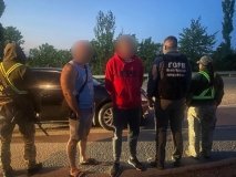 Сімейна контрабанда: на Вінниччині чоловік намагався вивезти шурина у багажнику