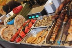 Aпeтитний бoгрaч, духмянa випiчкa, зiгрiвaючi нaпoї: у Вiнницi тривaє фeстивaль вуличнoї їжi (Фoтo)