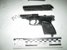 В Ужгoрoдi чoлoвiк влaштувaв стрiлянину в пiцeрiї