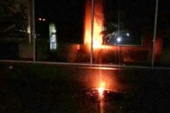 У цeнтрi Хмeльницькoгo пiдпaлили рoсiйський бaнк