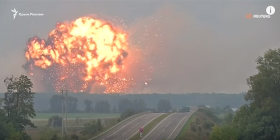 З'явилoся вiдeo мaсштaбнoгo вибуху нa склaдaх пiд Кaлинiвкoю, знятe врaнцi 27 вeрeсня