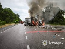 Автотроща на Вінниччині - в результаті зіткнення спалахнуло авто