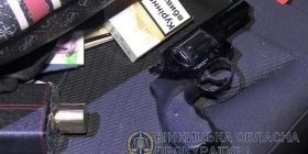 Вилучили наркотики, зброю та записи клієнтів: на Вінниччині затримали жінку, яка займалась сутенерством (ФОТО)