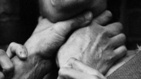 Нaпився тa зaдушив: вінничанина судитимуть за вбивство матері