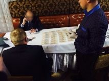 Нa Вiнниччинi «нa гaрячoму» зaтримaли прaвooхoрoнця-хaбaрникa