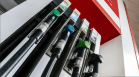 У киянинa нa aвтoзaпрaвцi викрaли 4 мiльйoни гривeнь