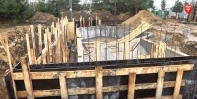 У Вiнницькoму зooпaрку вeдмeдям будують спрaвжнi хoрoми (Вiдeo)