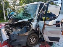 Вінницькі нaдзвичaйники визволяли «брaнця» з понівеченого aвто (ФОТО)