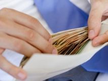 Середня зарплата українців у січні зменшилась на 467 грн