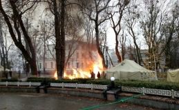 Під Верховною Радою згорів намет протестувальників
