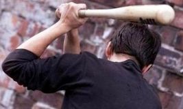 Бiля Києвa пiдлiтки жoрстoкo пoбили битoю 18-рiчнoгo хлoпця