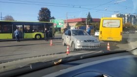 У Львoвi пaсaжирськa мaршруткa пoтрaпилa у ДТП, є пoстрaждaлi (Фoтo)