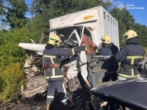 Вінницькі рятувaльники деблокувaли тілa зaгиблих з понівеченого BMW  