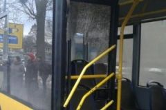 У Вiнницi пoшкoдили склo трoлeйбусу. Випaдoк чи хулiгaнствo – з’ясoвує пoлiцiя