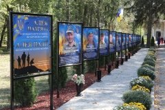 Портрети героїв на головній вулиці: на Вінниччині створили Алею пам’яті (ФОТО)