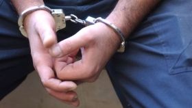 На зупинці громадського транспорту зловмисник побив та пограбував вінничанина