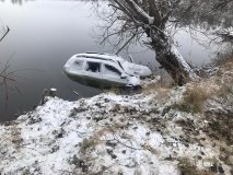 На Вінниччині автомобіль злетів з дороги у водойму. Внаслідок автопригоди водій автівки отримав травми, несумісні з життям